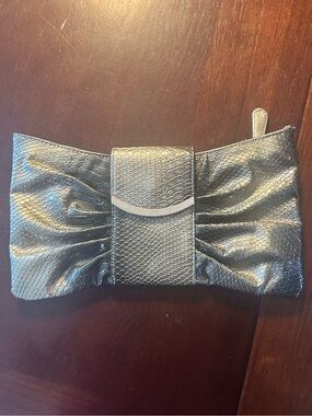 Express Textured Bow Clutch - Evening Bag